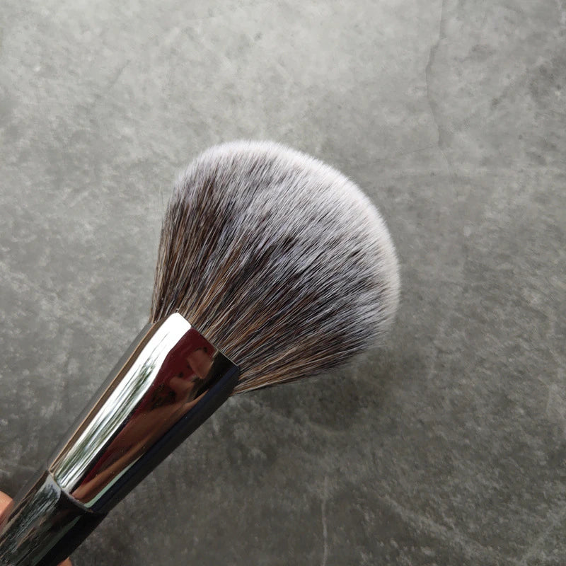 LOYBJ Fan-Shaped Face Contour Brush