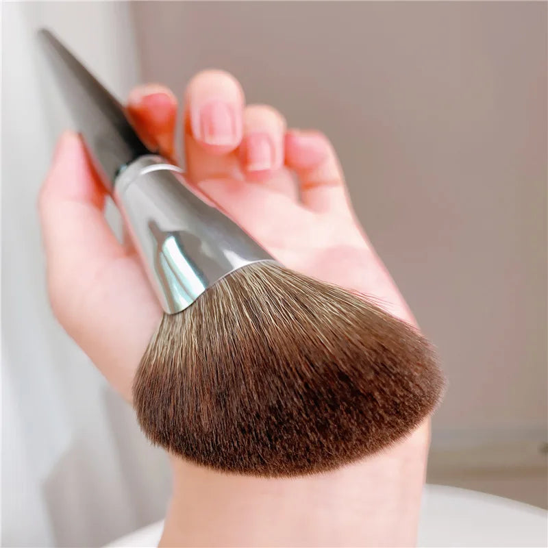 LOYBJ Fan-Shaped Face Contour Brush