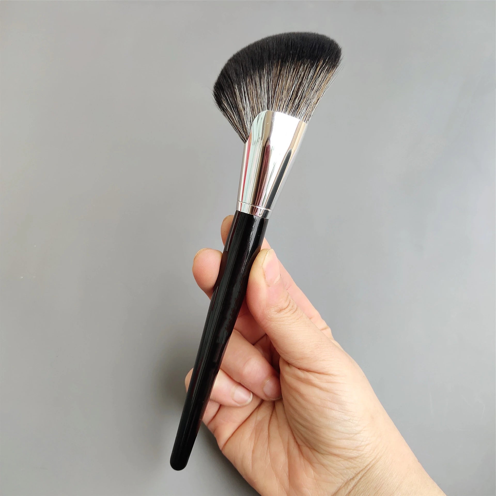 LOYBJ Fan-Shaped Face Contour Brush
