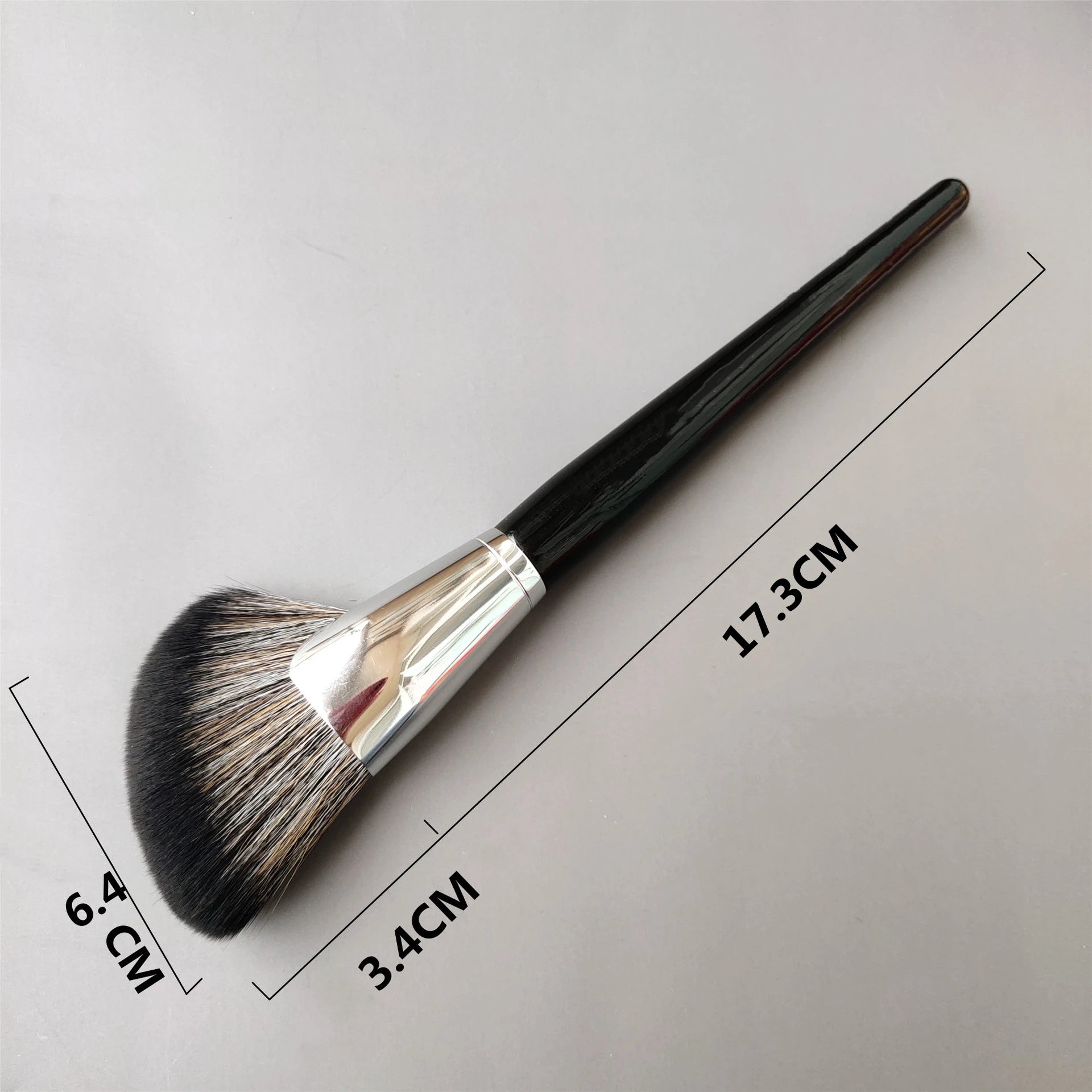 LOYBJ Fan-Shaped Face Contour Brush