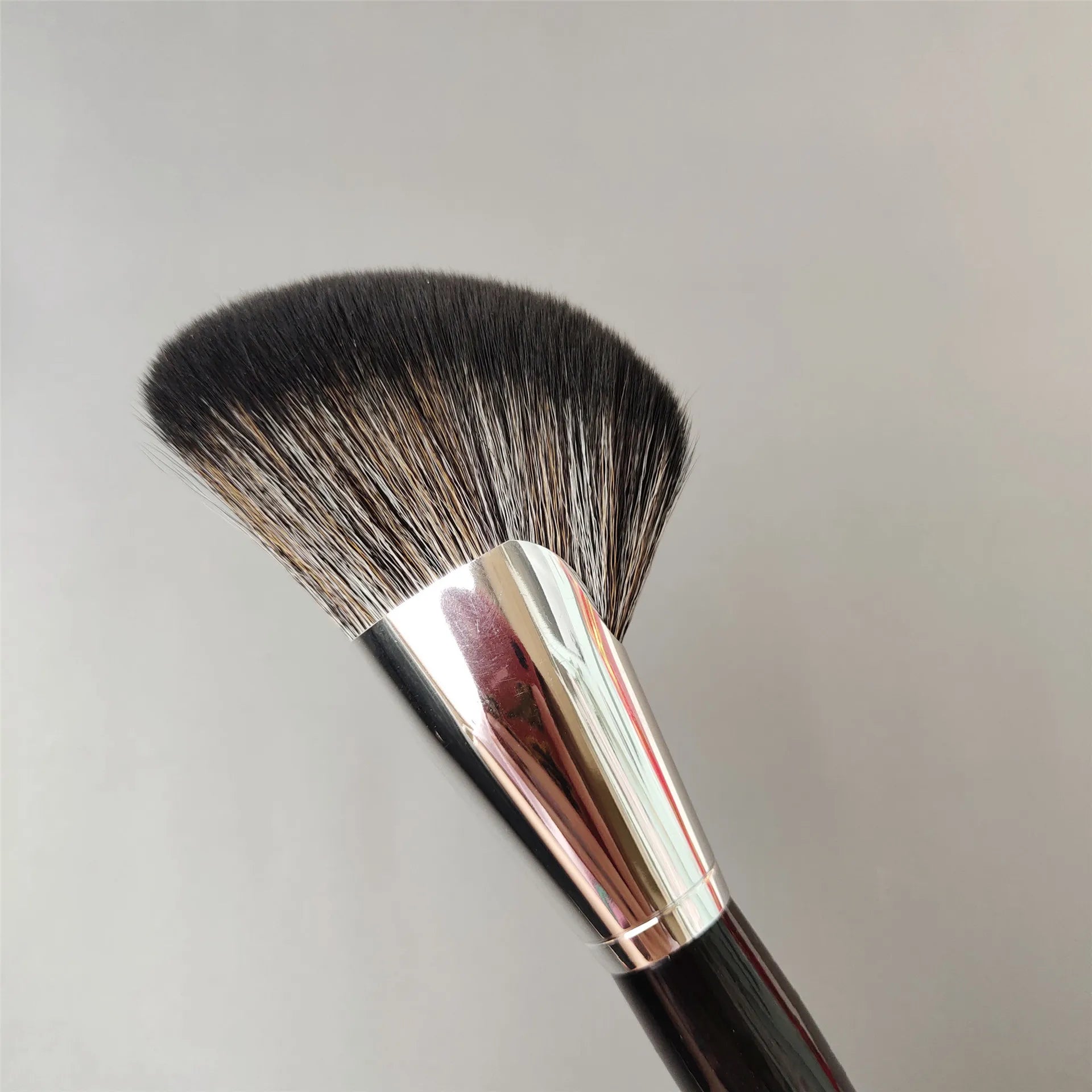 LOYBJ Fan-Shaped Face Contour Brush