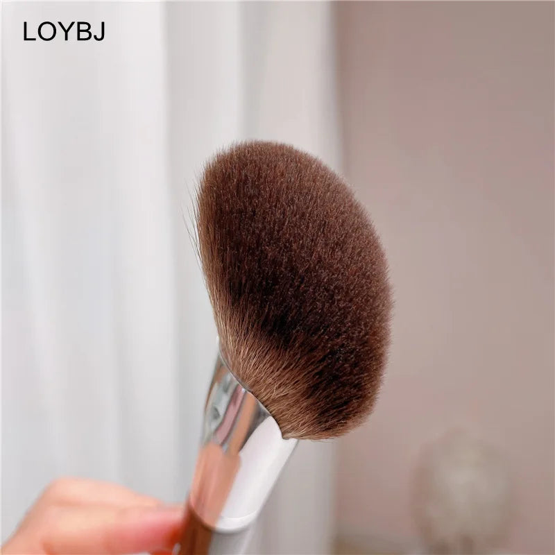 LOYBJ Fan-Shaped Face Contour Brush