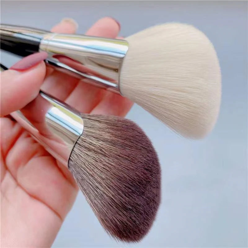 LOYBJ Fan-Shaped Face Contour Brush