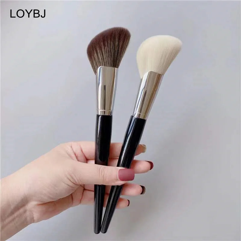 LOYBJ Fan-Shaped Face Contour Brush