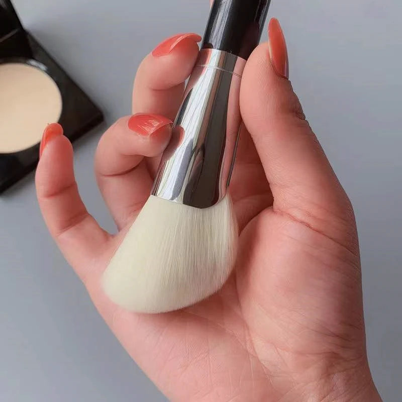 LOYBJ Fan-Shaped Face Contour Brush