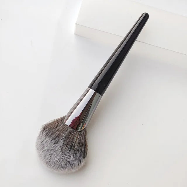 LOYBJ Fan-Shaped Face Contour Brush