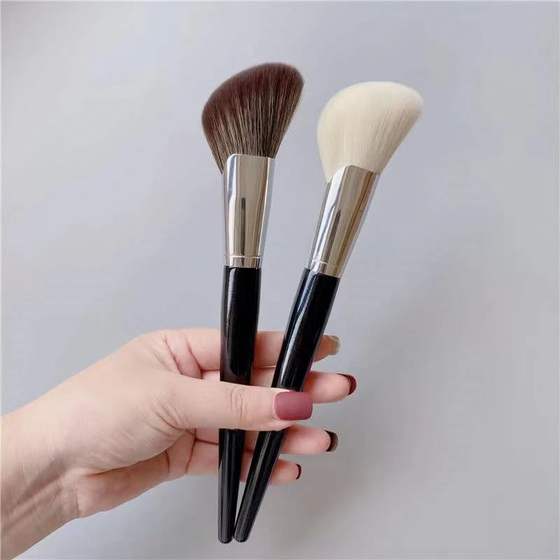 LOYBJ Fan-Shaped Face Contour Brush
