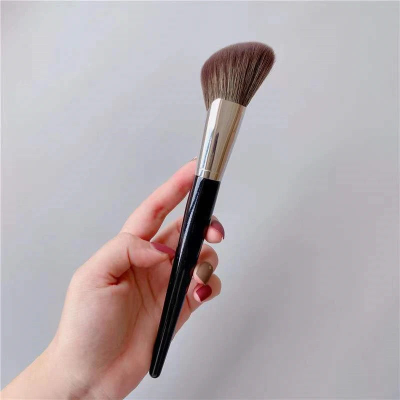 LOYBJ Fan-Shaped Face Contour Brush