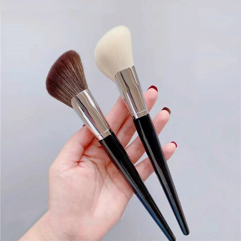 LOYBJ Fan-Shaped Face Contour Brush