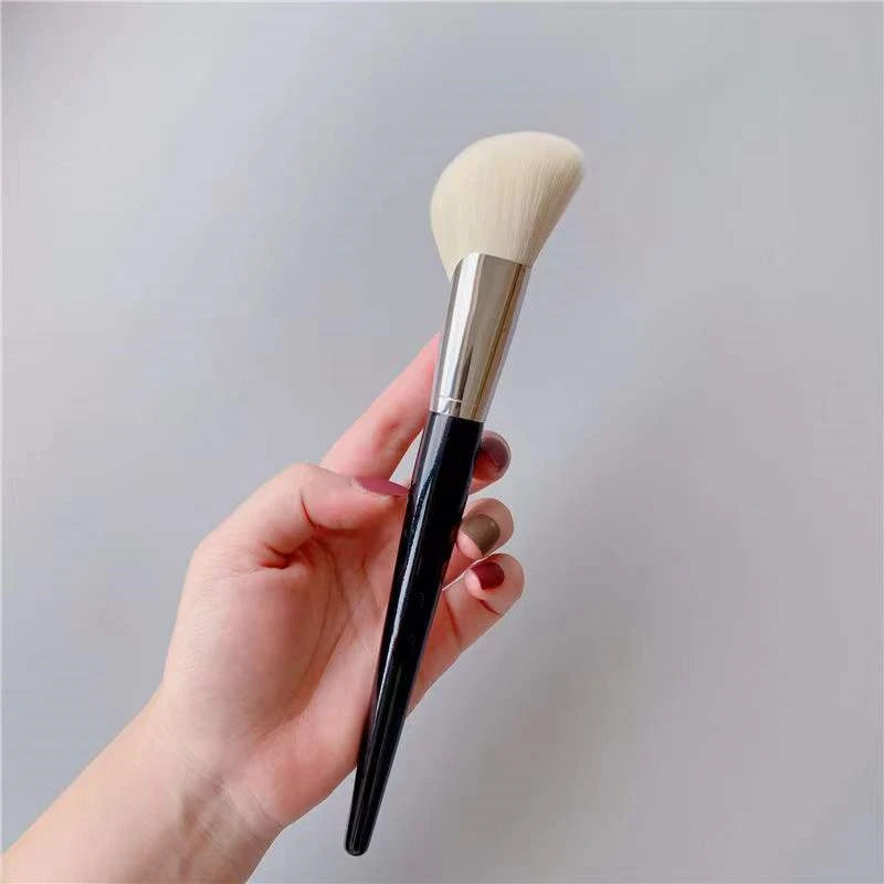 LOYBJ Fan-Shaped Face Contour Brush