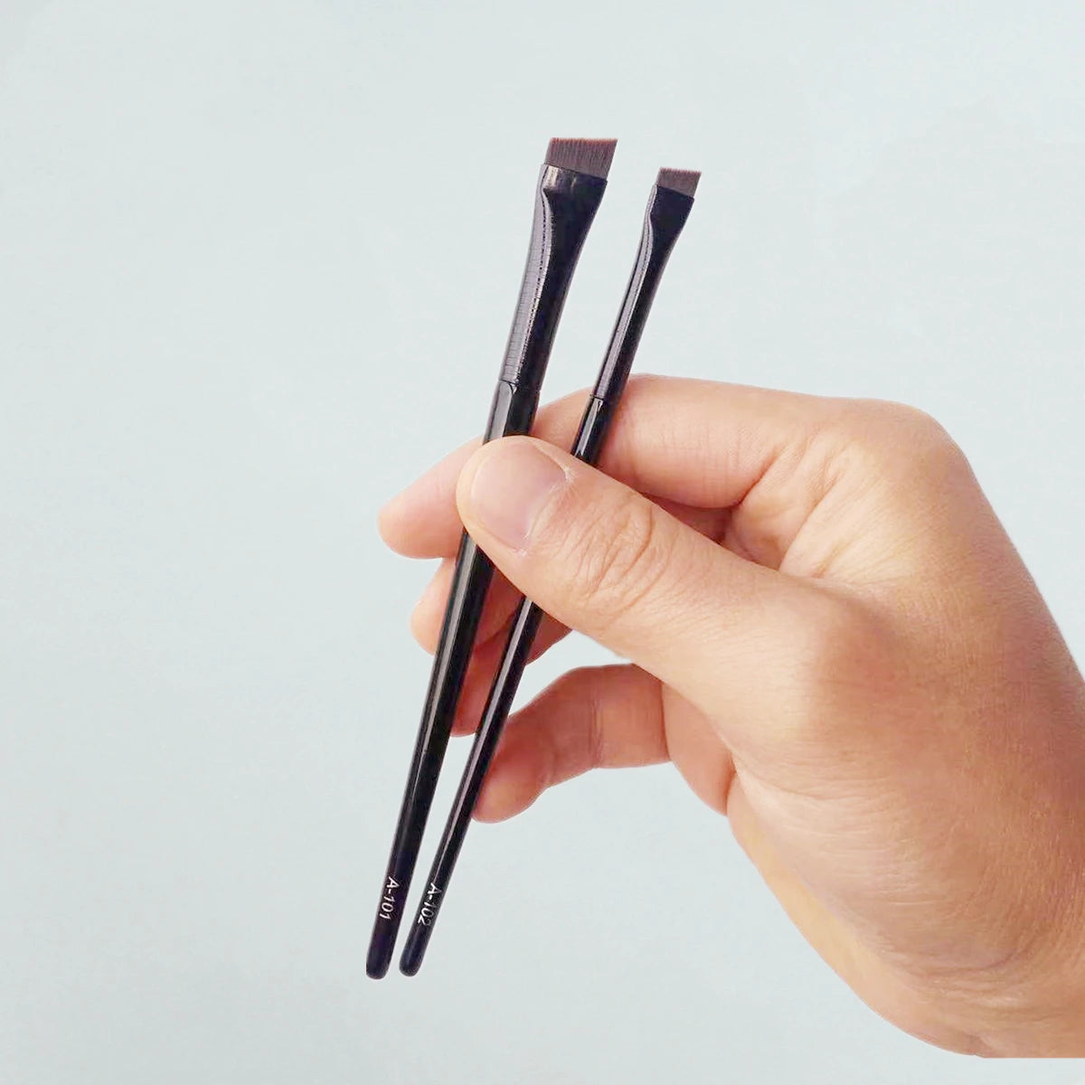 LOYBJ Angled Eyebrow & Fine Eyeliner Brush